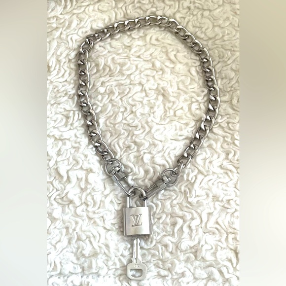 NEW Louis Vuitton SILVER Lock and Key 315 with 16" Curb Chain - Picture 2 of 4